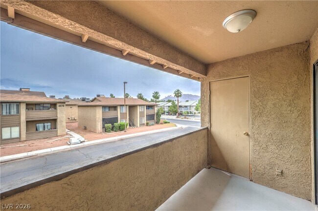 Building Photo - 4571 Carriage Park Dr