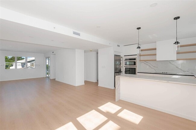 Building Photo - 824 SE 12th Ct