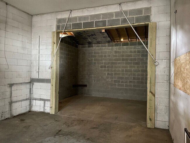 Building Photo - NEWLY RENOVATED 2 BED, 2 BATH HOME WITH GA...