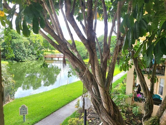 Building Photo - 9999 Summerbreeze Dr