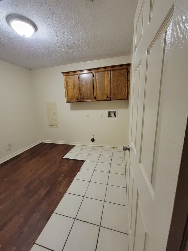 Building Photo - 3 bedroom 2 bathroom