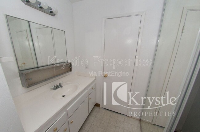 Building Photo - 1900 Alice Dr