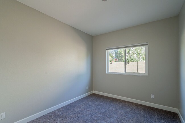 Building Photo - Scottsdale - Four bedroom with POOL