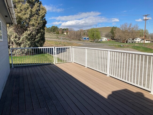 Building Photo - Spacious 4-Bedroom, 2-Bath Home with Daylight Basement, Large Yard & Two Fireplaces!.