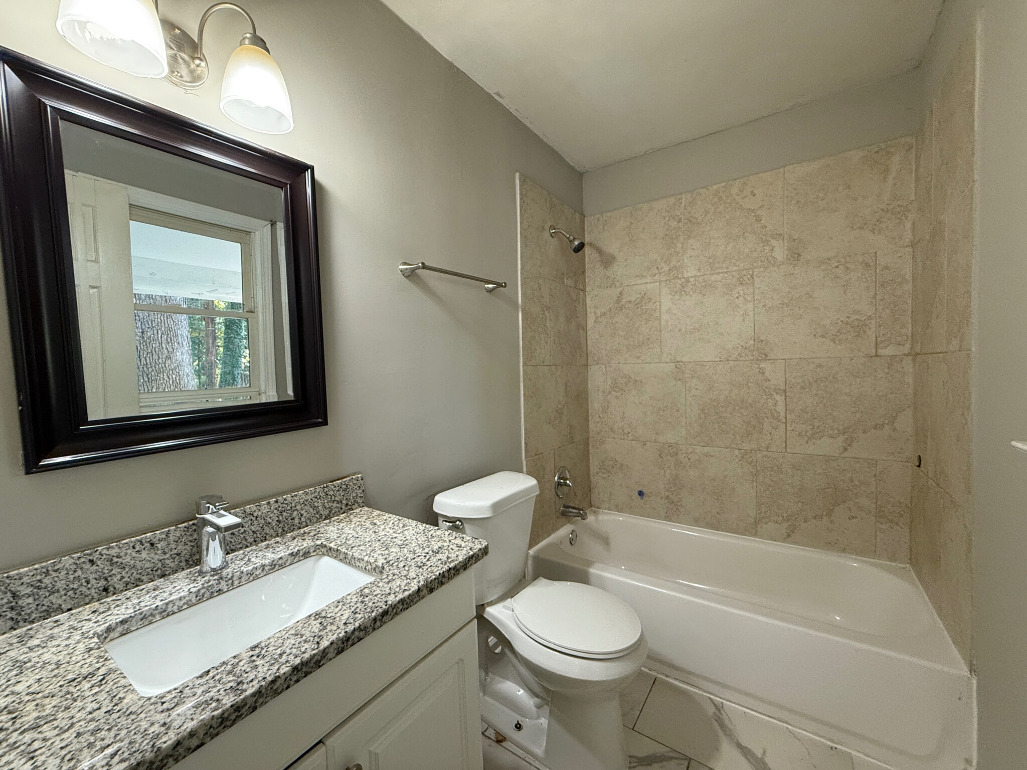 Building Photo - Room in House on Carolyn Dr SW