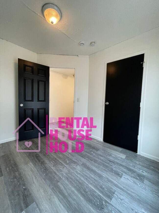 Building Photo - Completely Redone 3 Bed 1.5 Bath Rental!