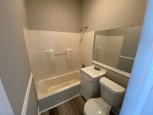 Building Photo - Recently updated 3 bed 2 bath - Move In Re...