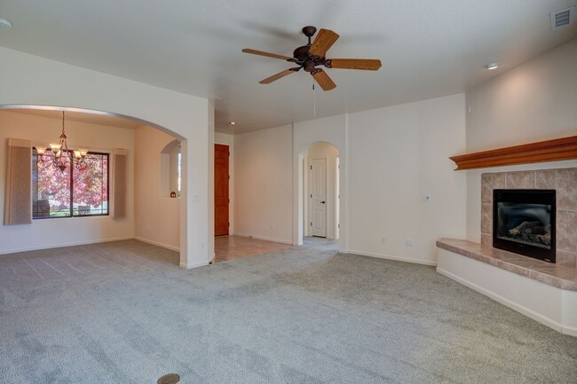 Building Photo - 3 Bedroom, 2 Bath Home in Prescott!