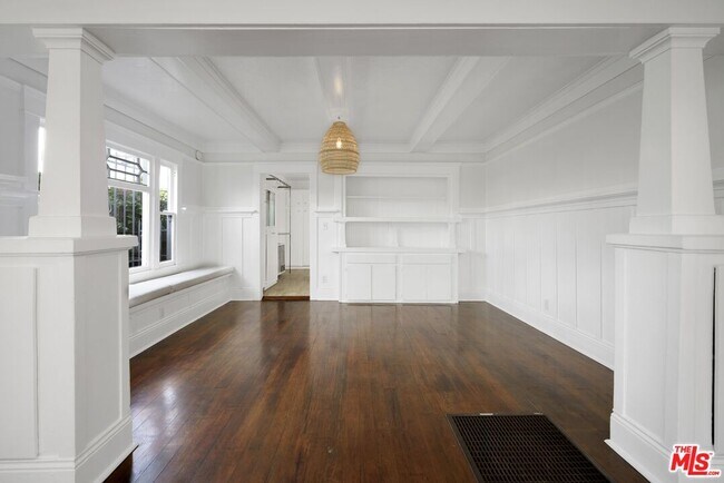 Building Photo - 320 4th Ave