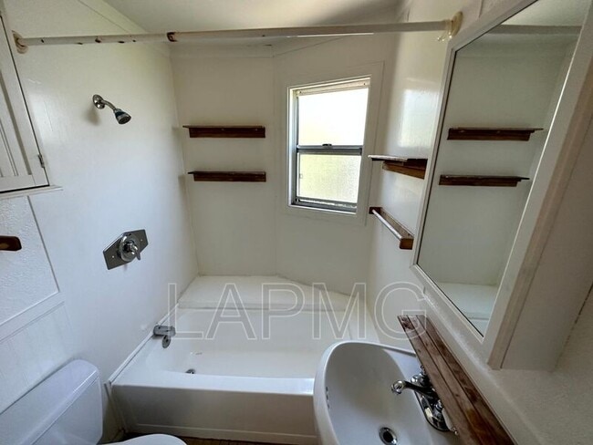 Building Photo - 2434 Echo Park Ave