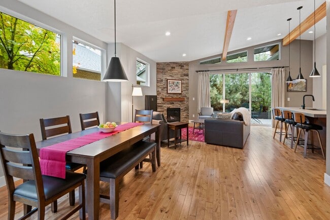 Building Photo - For Rent: Furnished Executive Home in Bend, OR – Prime Location!