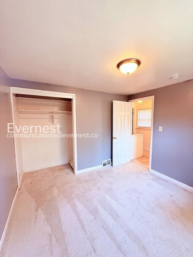 Building Photo - 2 Bed & 1 Bath Duplex in Detroit / Pet-Friendly / Section 8 Accepted / Available Now!