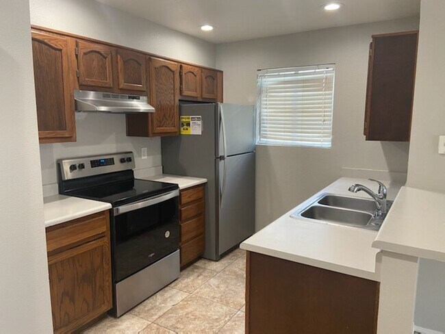 Building Photo - Private 2 bed Townhouse near University & Gilbert Rd in EastBrook community