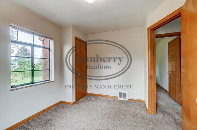 Building Photo - 347 Darrow Ave