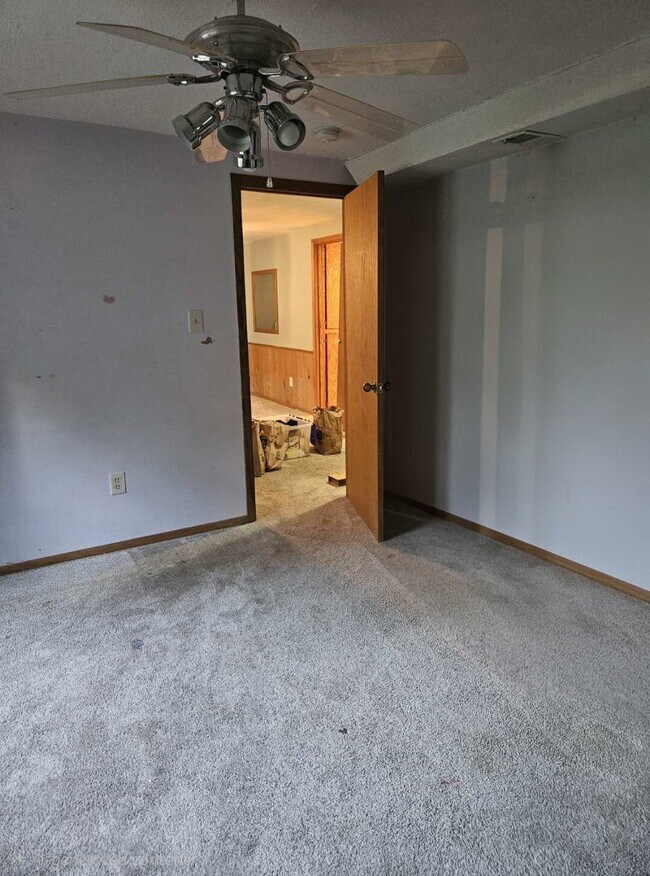 Building Photo - 1 bedroom lower level duplex in the country