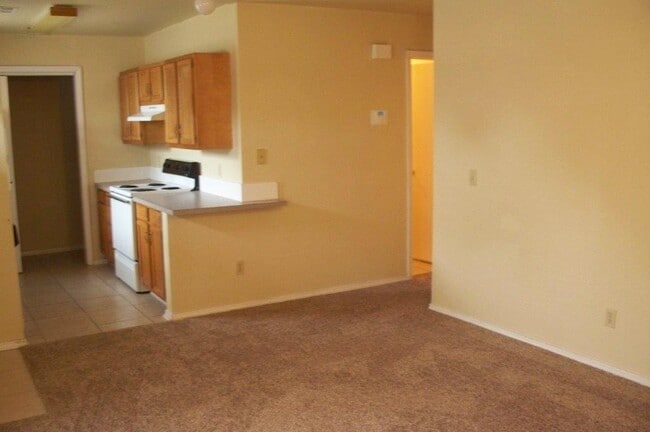 Building Photo - 827 Russell Cir