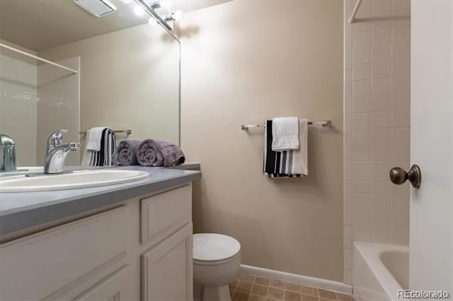 Building Photo - 2901 W Long Dr