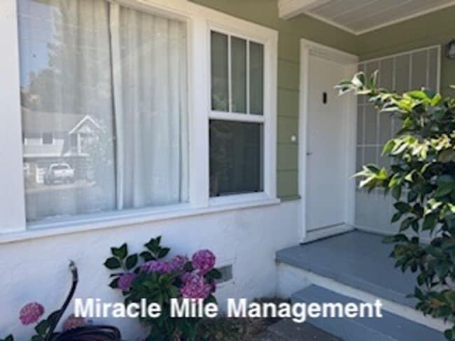 Building Photo - Charming Sun Valley Home with Wonderful Ou...