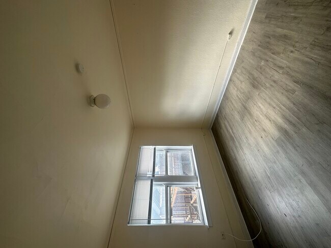 Building Photo - 633 W Deming Pl