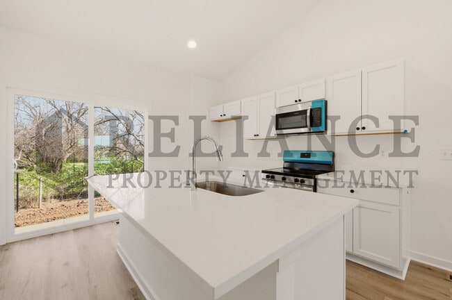 Building Photo - 5240 N Pinecrest Ct