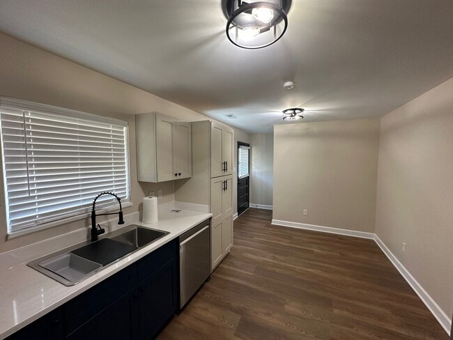 Building Photo - Renovated 3 Bed | 1 Bath House in Raleigh ...