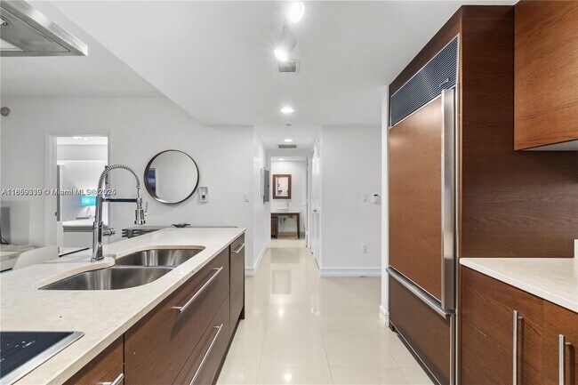 Building Photo - 485 Brickell Ave