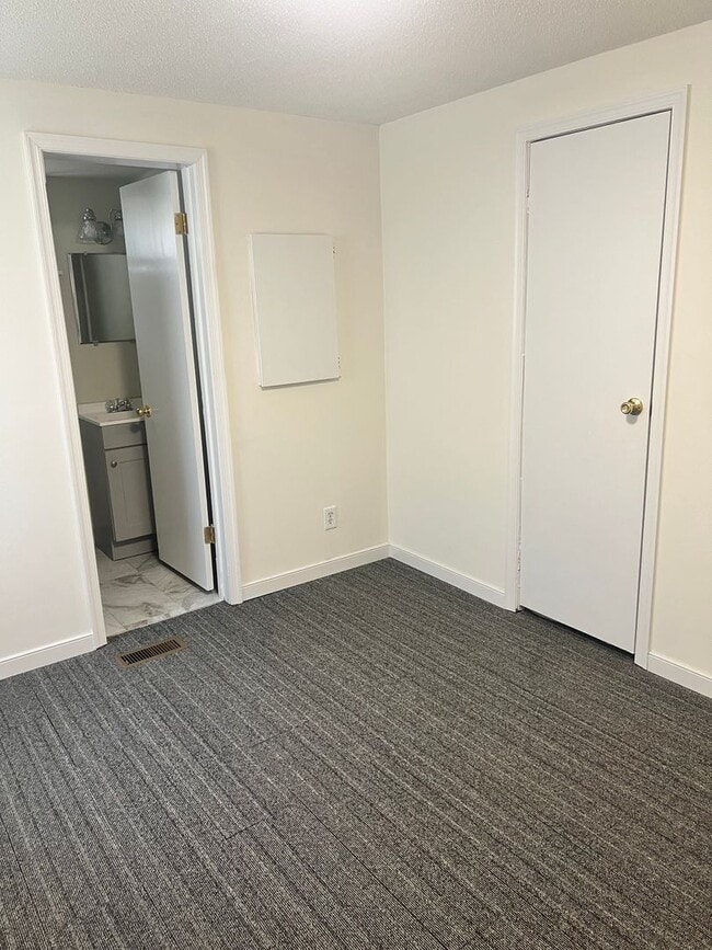 Building Photo - 9442 Shiloh Dr