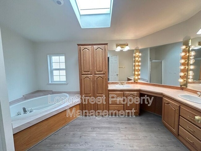 Building Photo - 2520 NW Robinhood St