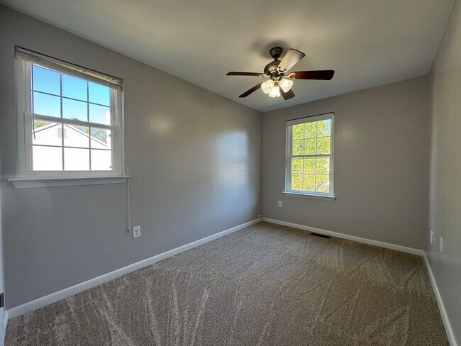 Building Photo - Stunning 4 Bed 2.5 Bath Single-Family Home...