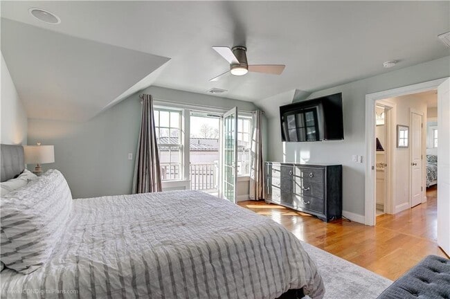 Building Photo - 4 Barney St