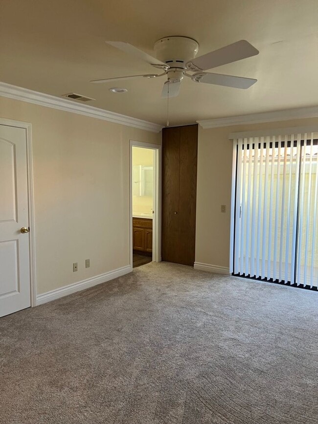 Building Photo - Meticulously maintained condo - 2 main bed...