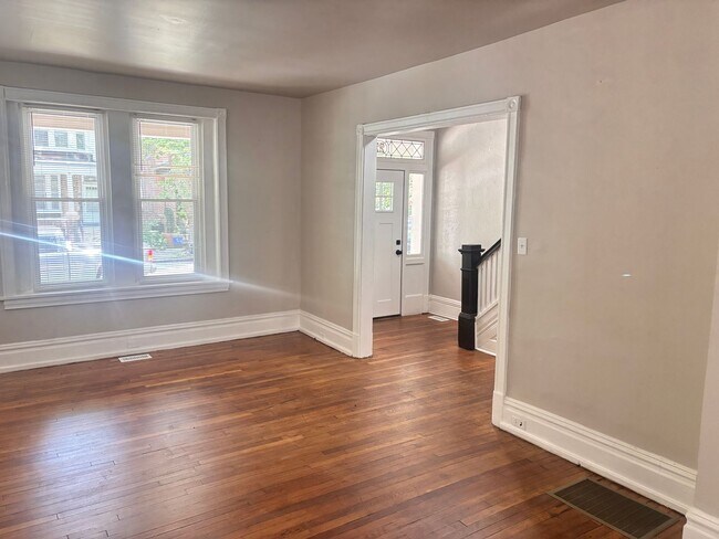 Building Photo - 4 Bedroom, 2 Full Baths Harrisburg House for Rent