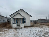 Building Photo - 2 bedroom, 1 bath home! Pet Friendly! Fenc...