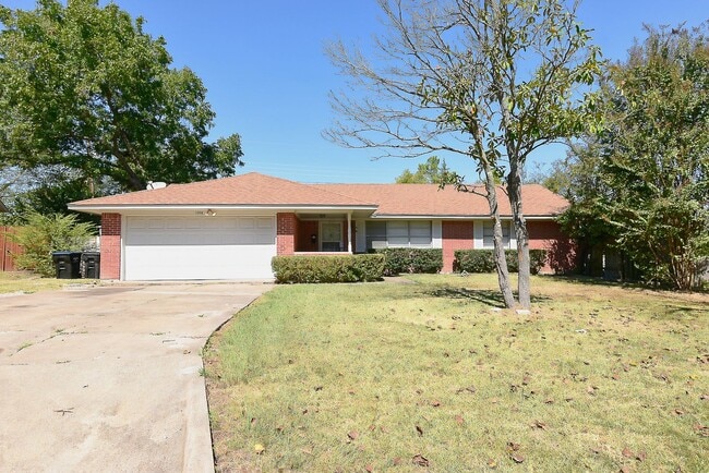 Building Photo - 1208 Yellowstone St