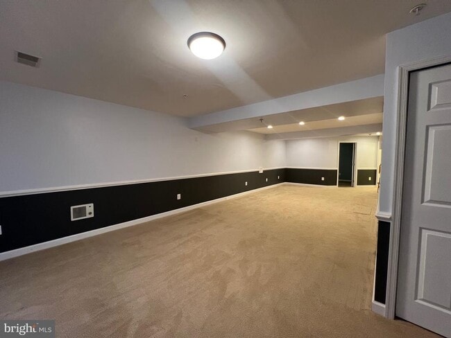 Building Photo - 17 Bankbarn Cir
