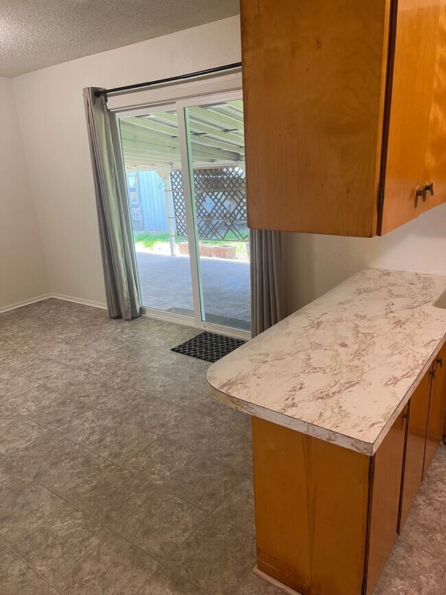 Building Photo - 3BED 1.5BATH - BONUS ROOM, LARGE YARD, WASHER/DRYER HOOKUP, DRIVEWAY PARKING