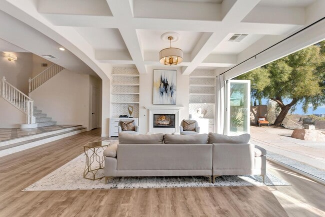 Building Photo - Queensridge Beauty - 5 bedroom on a 1/4+ acre lot