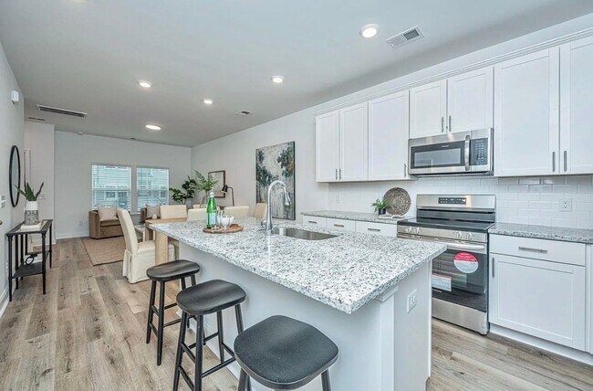 Building Photo - 102 Twin Rivers Dr