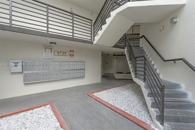 Building Photo - 9735 Fontainebleau Blvd