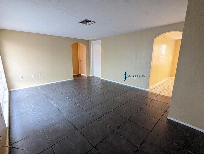 Building Photo - 3136 Pinon Dr