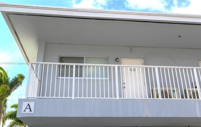 Building Photo - 2170 NE 51st Ct