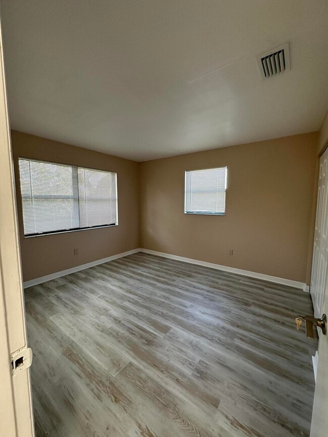 Building Photo - 954 Louisiana Ave