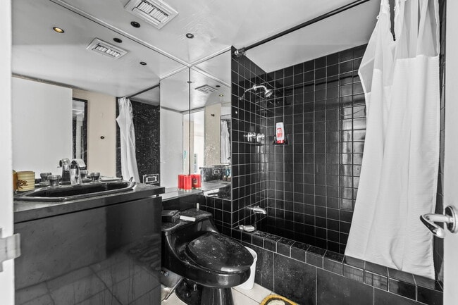 Building Photo - 240 Makee Rd