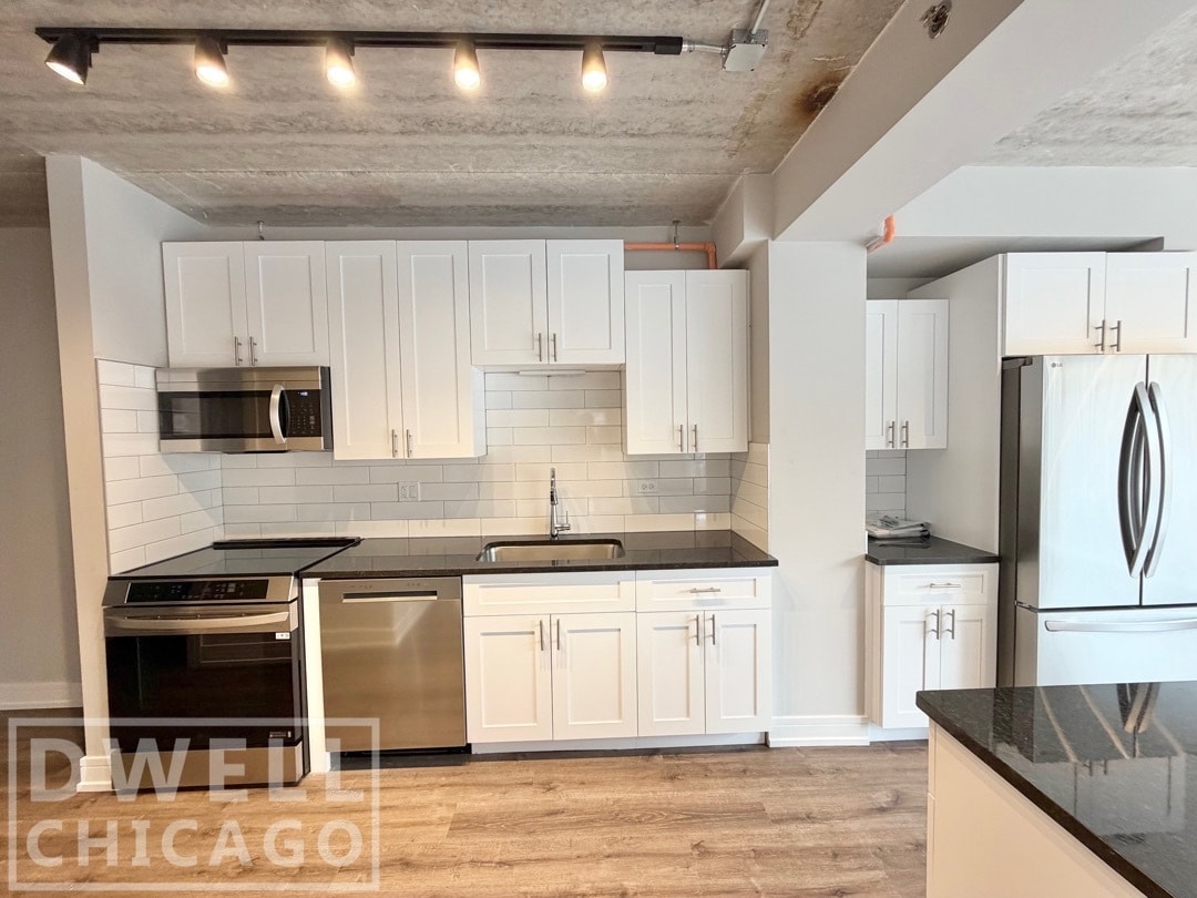 Building Photo - 938 W Carmen Ave