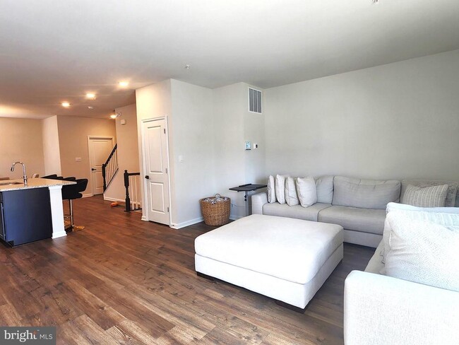 Building Photo - 8760 Mimosa Ave