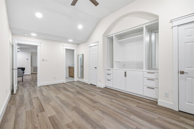 Building Photo - 1037 Town Pl St