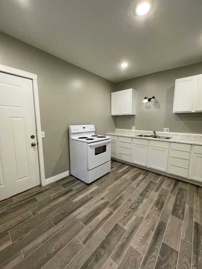 Building Photo - 816 Congress St