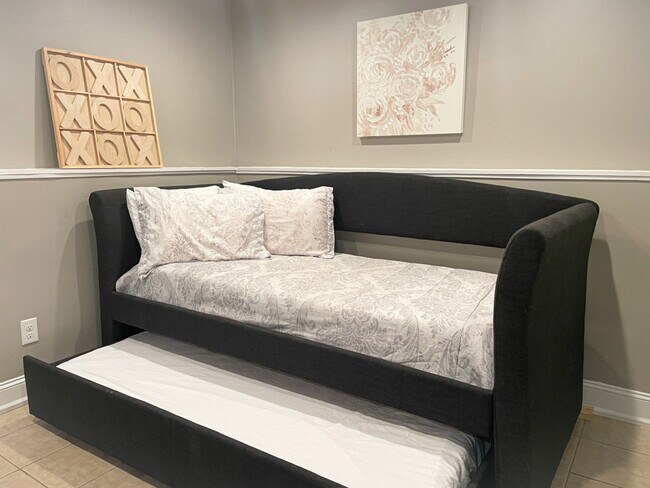 Building Photo - 11501-11505 5 Cedars Rd