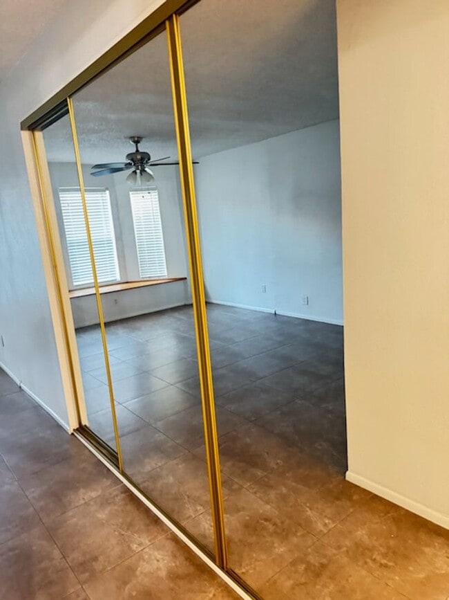 Building Photo - 2 bedroom townhome in Phoenix