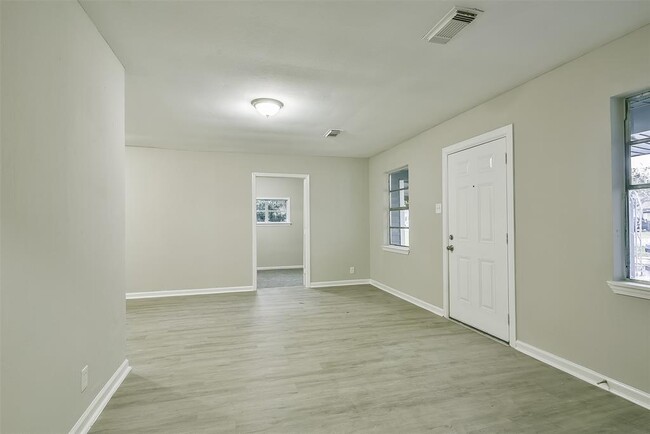 Building Photo - 500 Farrer St